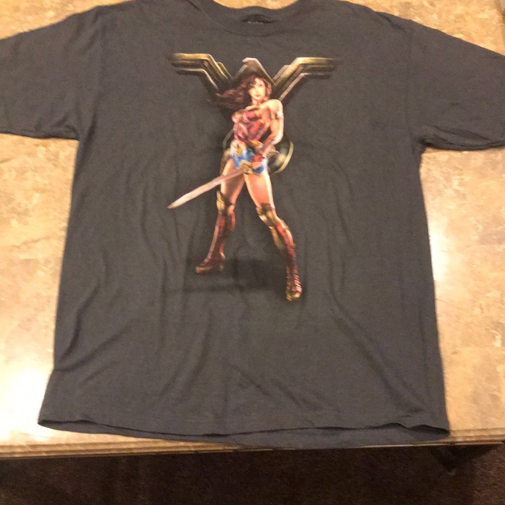 WONDERWOMAN GRAPHIC TEE